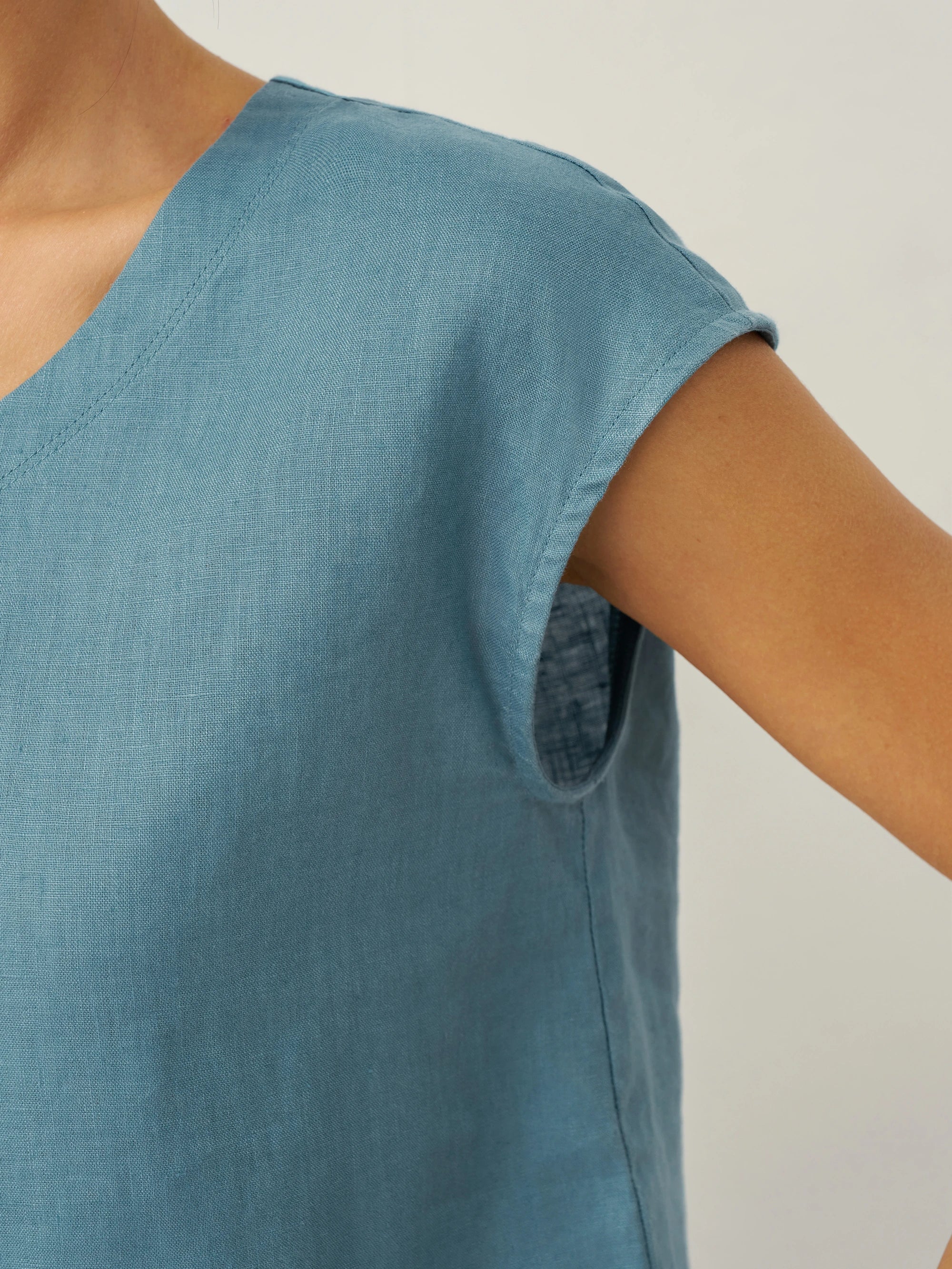 100% Linen V-Neck Cap Sleeve Crop Top FRESSA