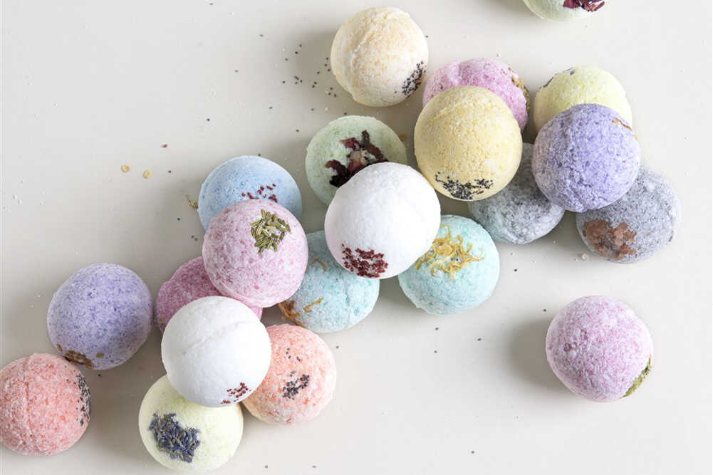 Natural Bath Bombs and Shower Steamers Gift Set - for anyone that like to Bath and Shower by Lizush
