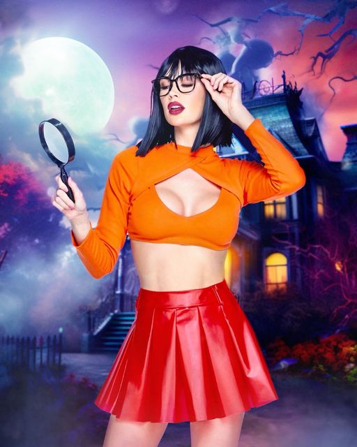 Mystery Solving Babe Costume DestGlow