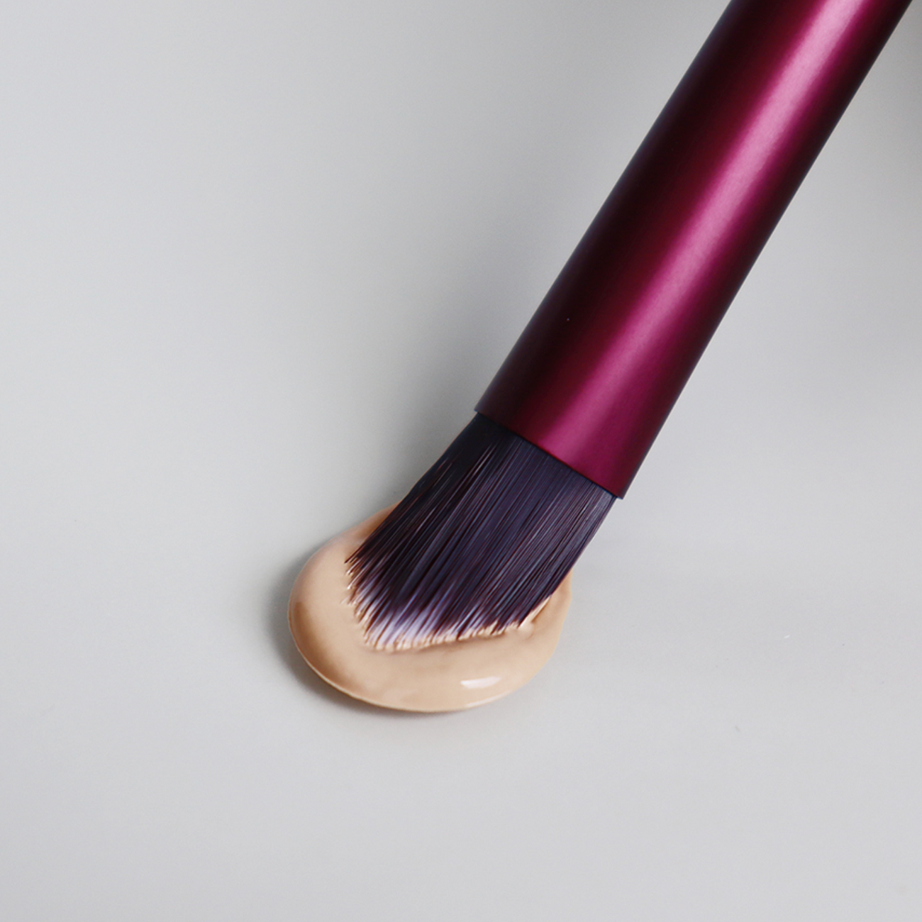 Pro Triangle Concealer Brush by IDUN Minerals Inc.