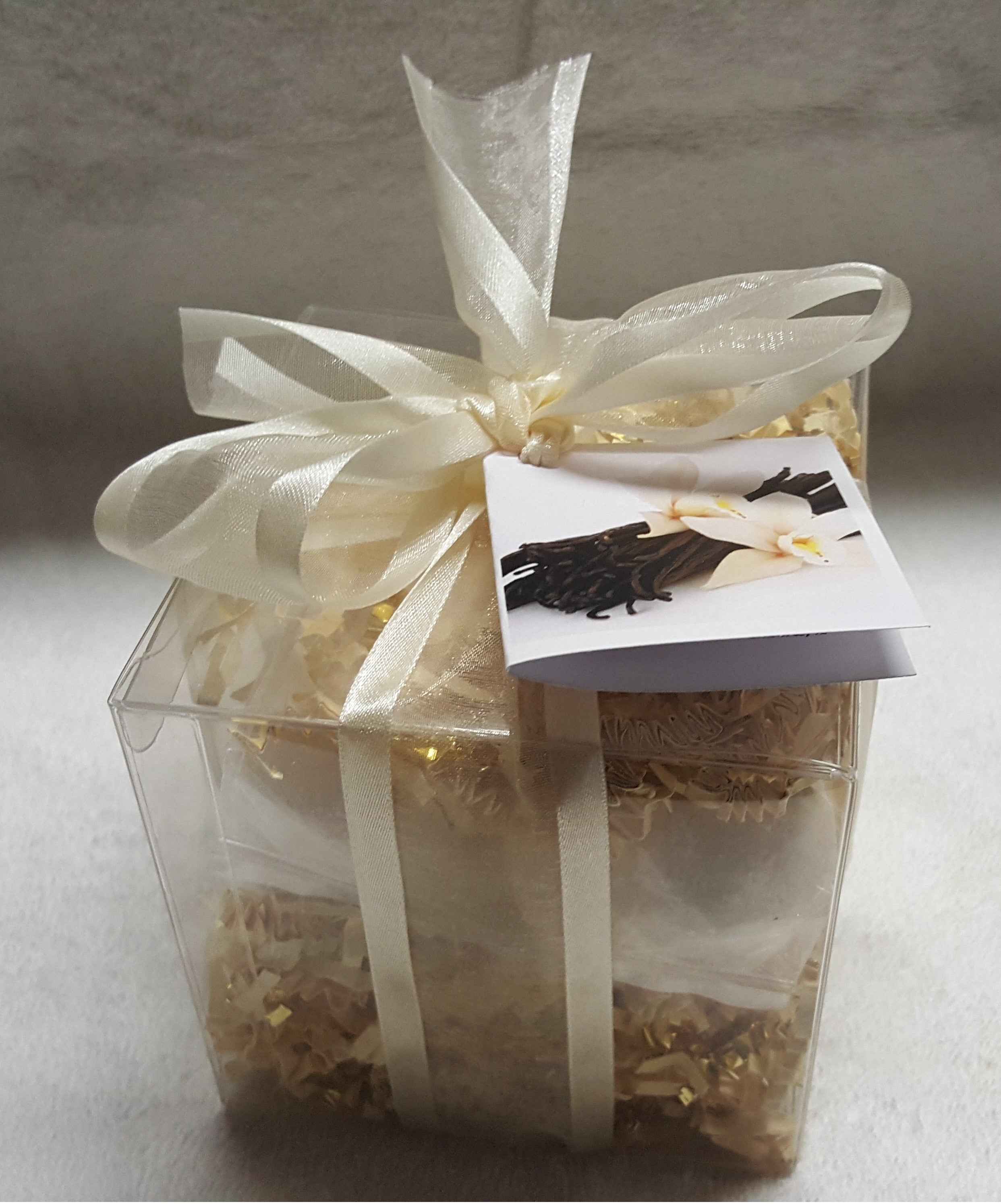 French Vanilla & Amber 14-pack Bath Bomb Gift Set by Spa Pure