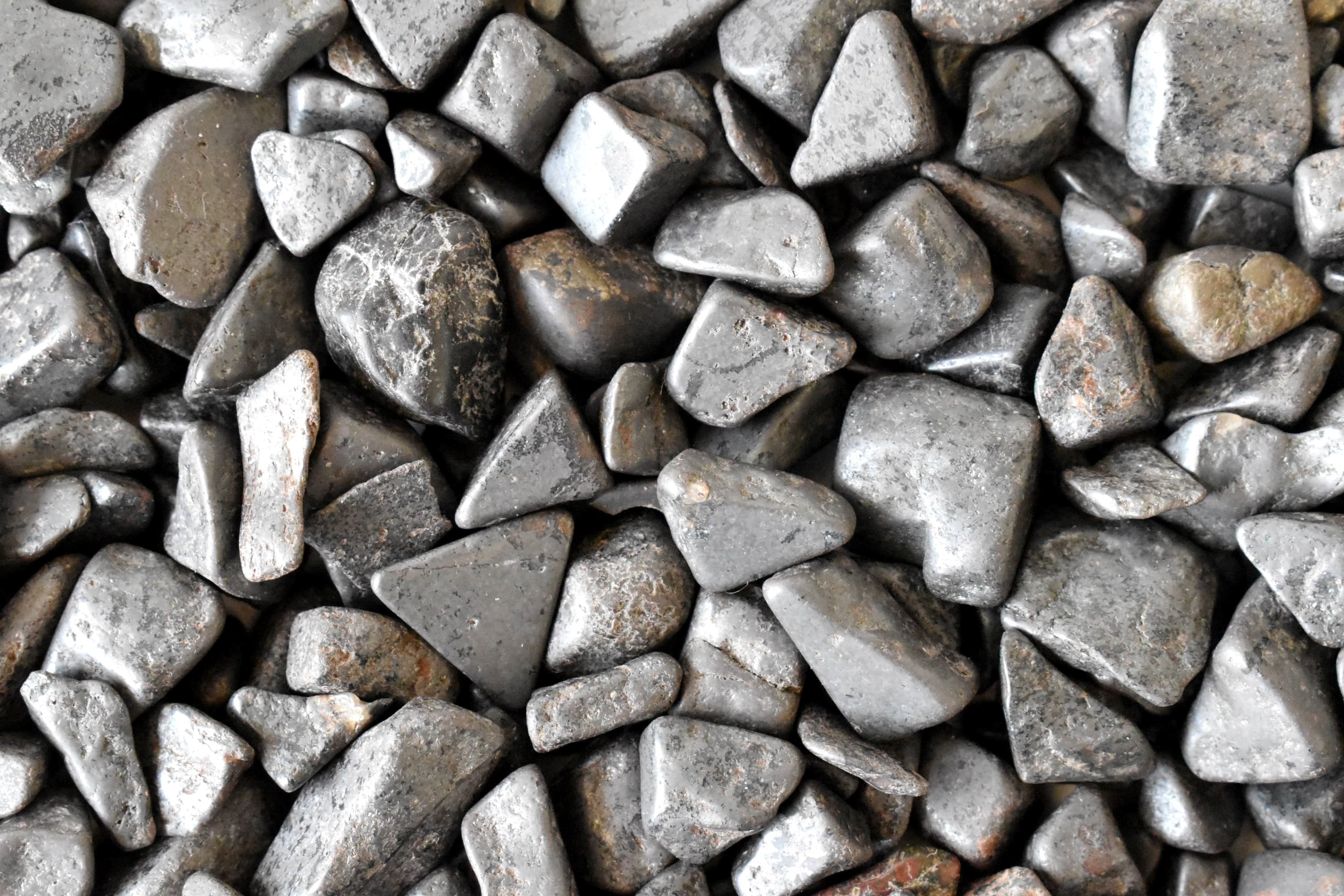 Hematite Gemstone Chips (Balance and Support The Healing Of Your Body) DestGlow