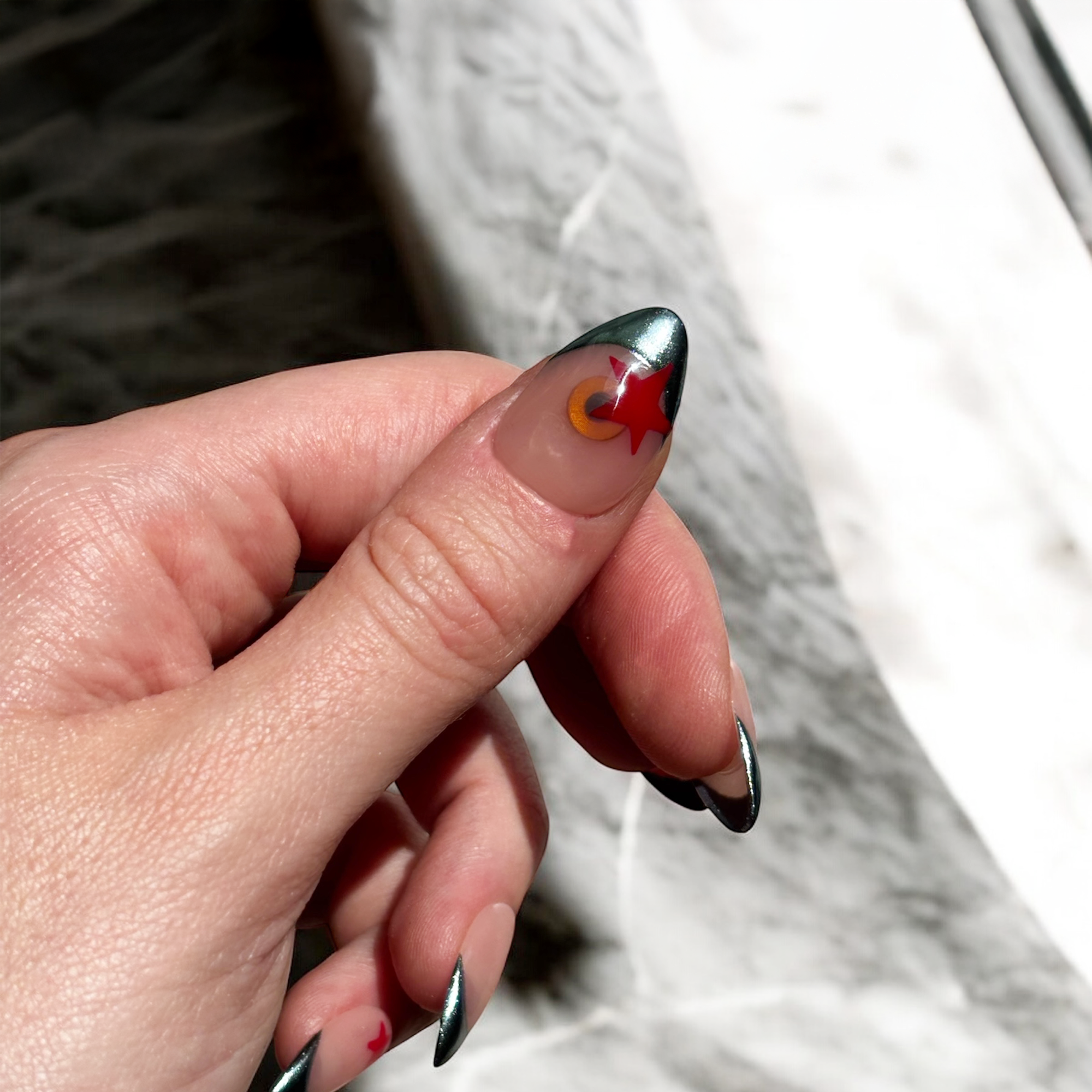 Accelerate 🇺🇸 NFC Nails That Share Your Socials