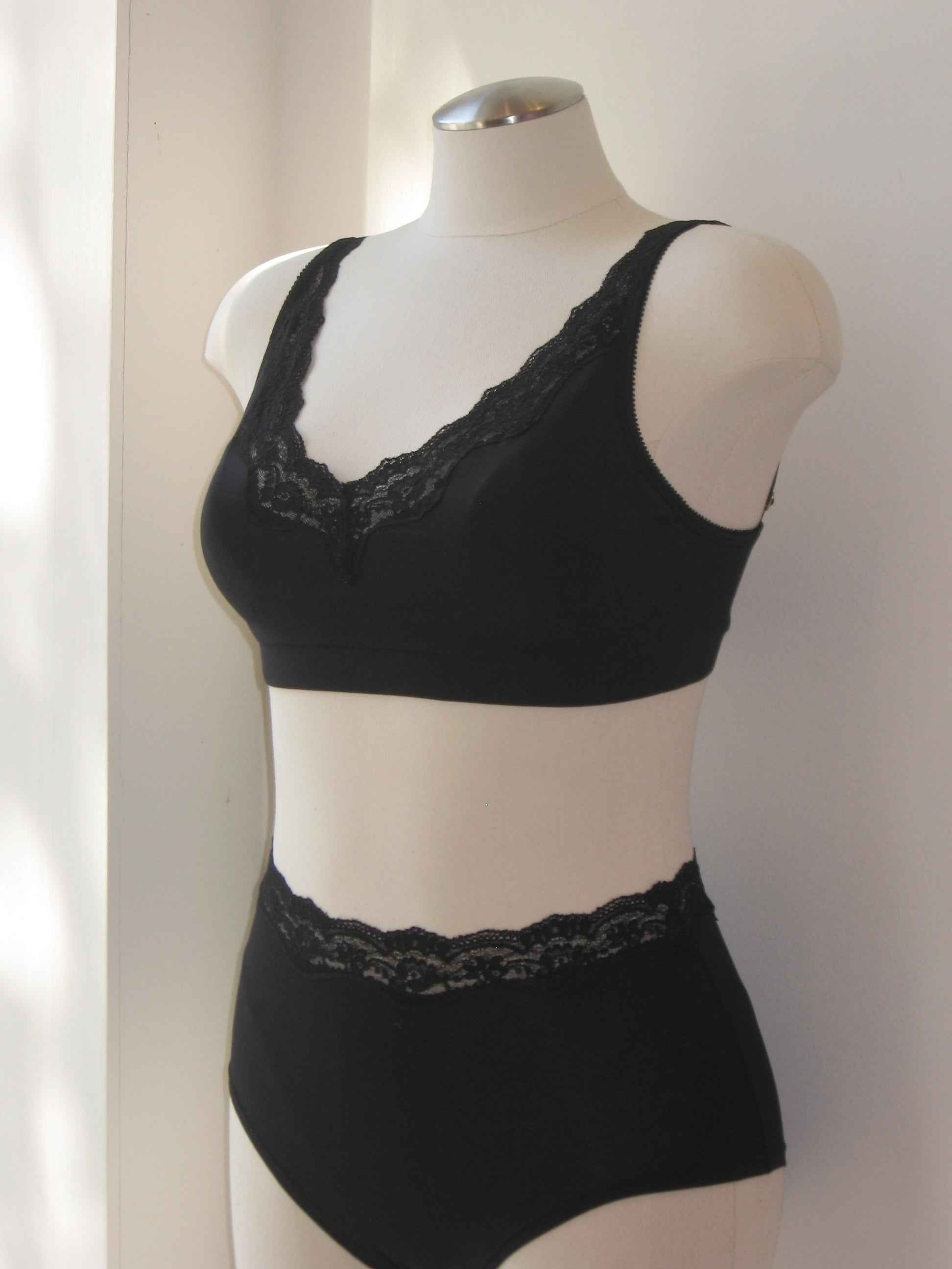 Salua Highwaisted Panty with Lace Edge