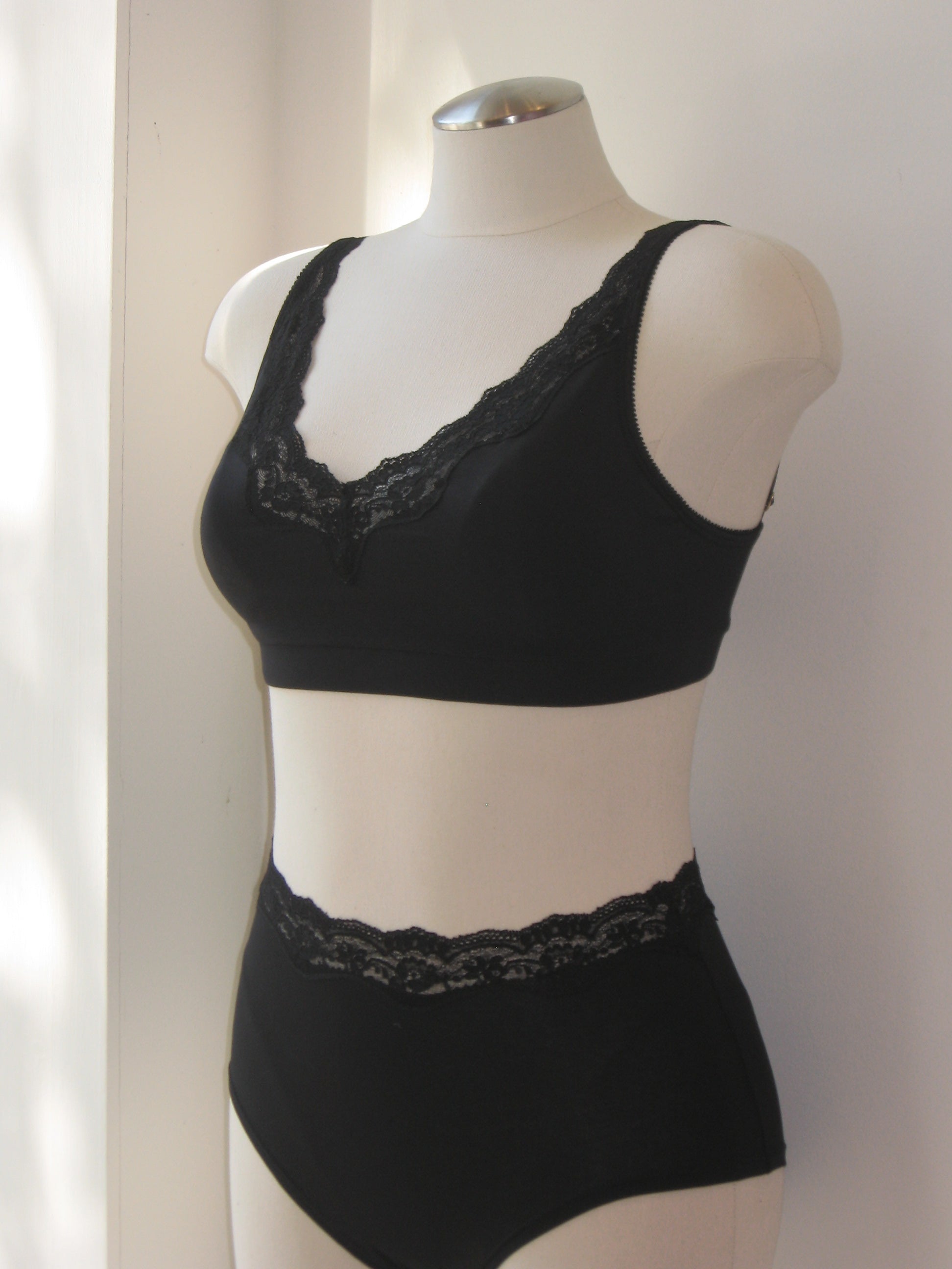 Salua Highwaisted Panty with Lace Edge - DestGlow
