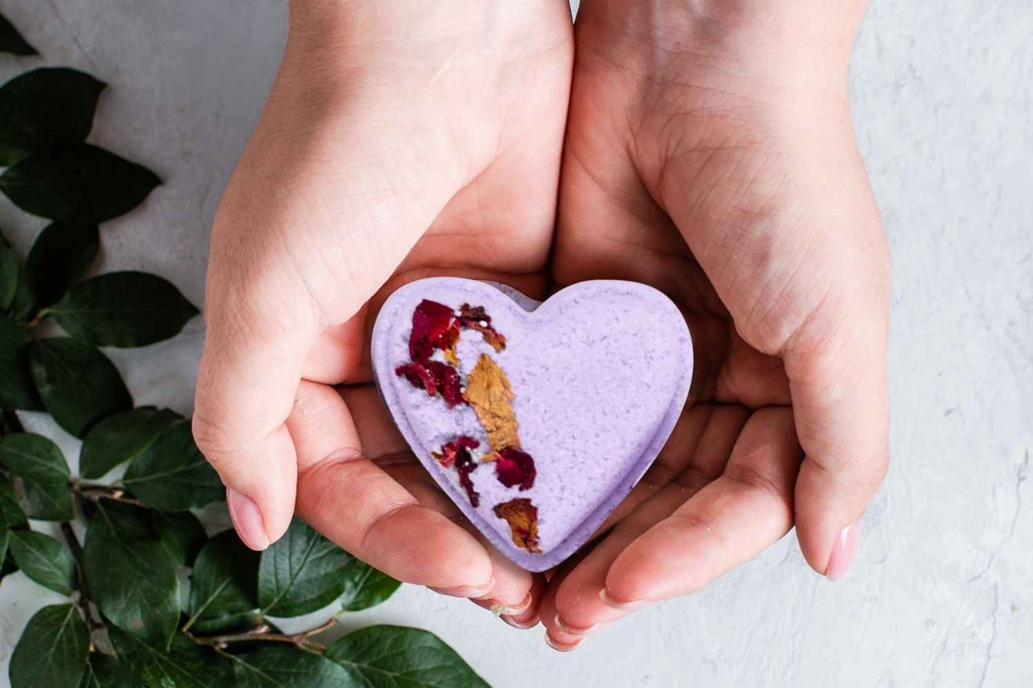 CBD - 5 Hearts Shaped Shower Steamers/ fizzies with CBD - in a Gift Box - Can be personalized. (THC free)