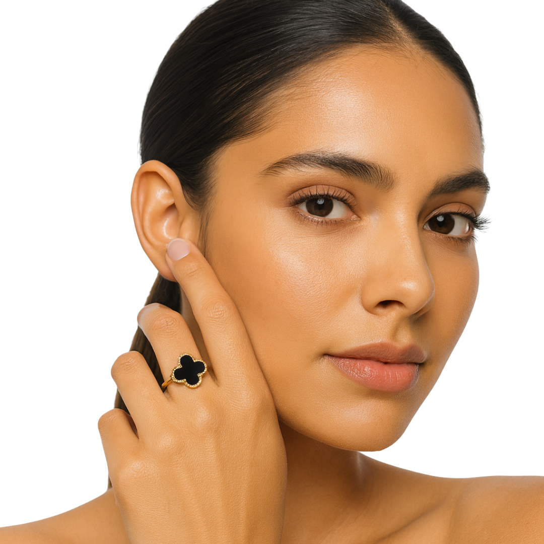 Sophia Black Clover Ring – Elegant Gold Plated Finish by Farmacias Savia