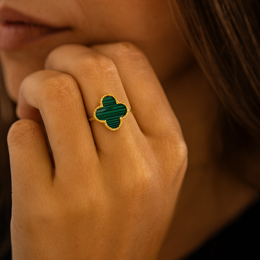 Camila Clover Ring – Malachite Elegance in Gold by Farmacias Savia