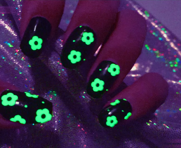 Glow in the Dark Daisy by Candied Nails