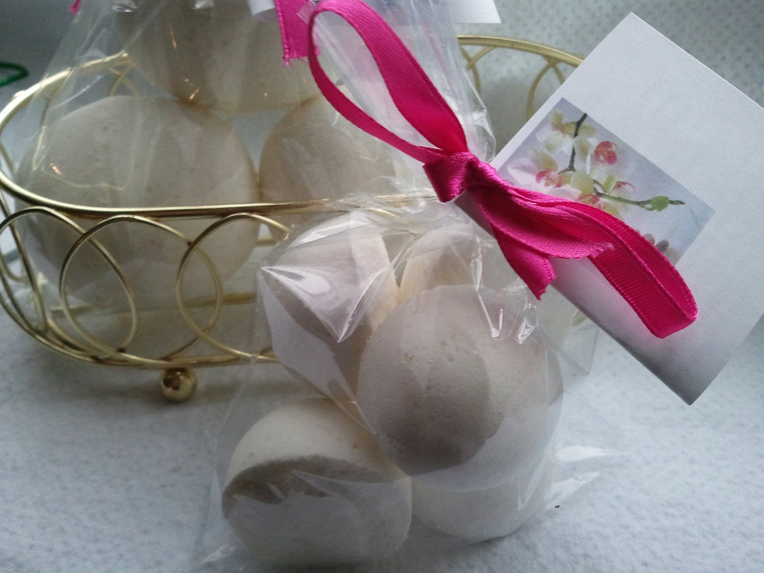 14 bath bombs in Vanilla fragrance, gift bag bath fizzies, ultra-moisturizing by Spa Pure