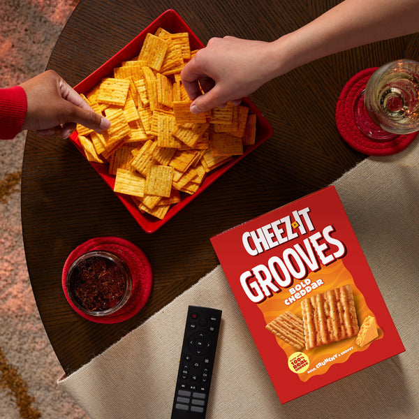 Cheez-It Grooves Bold Cheddar Cheese Crackers, Crunchy Snack Crackers, 9 oz