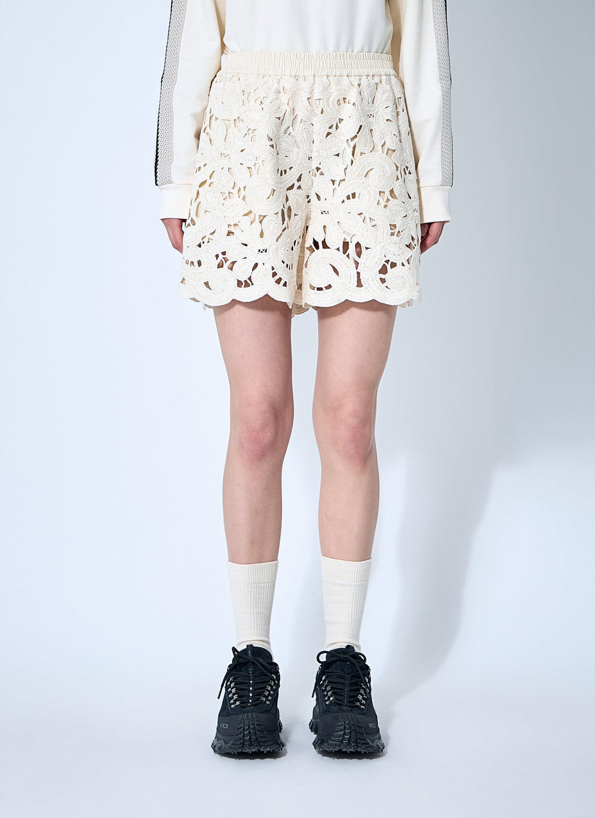 Moncler Women Embroidery Anglaise Shorts