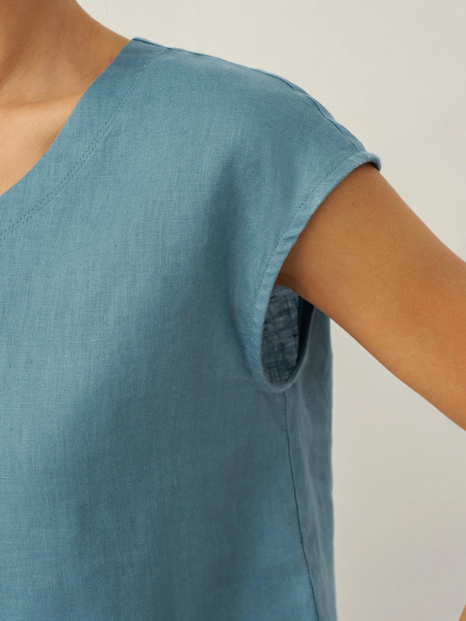 100% Linen V-Neck Cap Sleeve Crop Top FRESSA by LINTICO