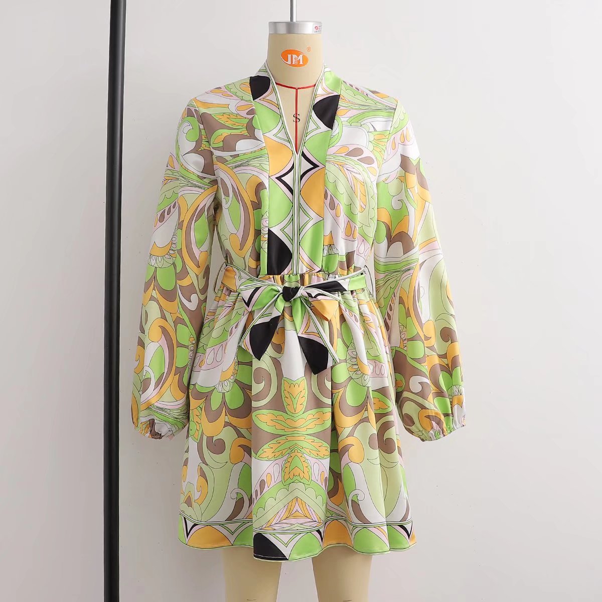 Sources Vintage Printed V neck Waist Controlled Long Sleeves Mid Length Dress Spring Summer Plus Size Slimming Dress 