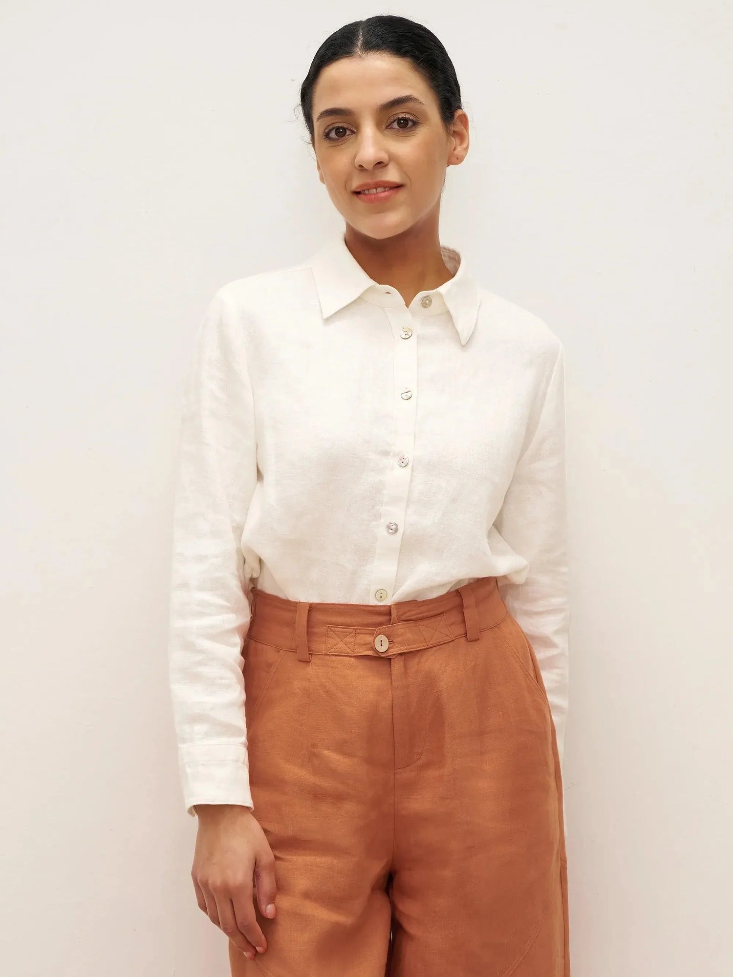 100% Linen Button-Front Shirt with Extended Hem JOVAN by LINTICO