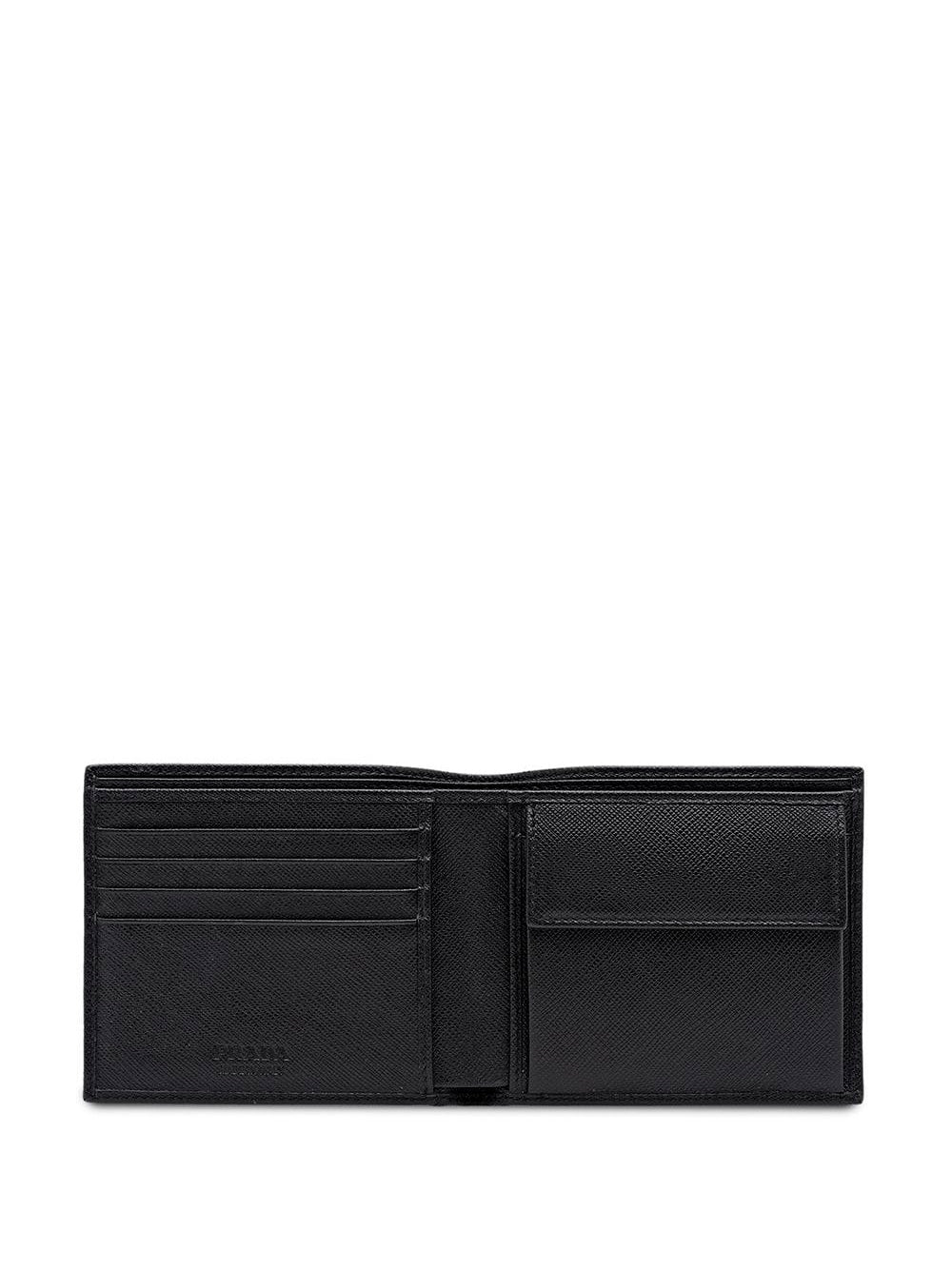 Prada Men Portafoglio Bi-Fold Con Portamonete In Pelle Saffiano by Luosophy