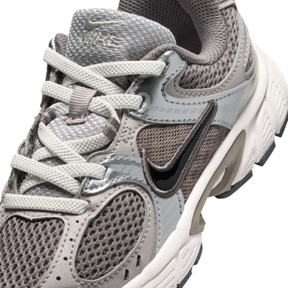 Nike (Ps) V5 Runner - Cave Stone by Denim Exchange