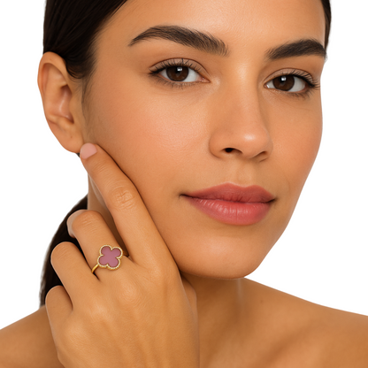 Lucía Clover Ring – Elegant Pink Enamel with Gold Accents by Farmacias Savia