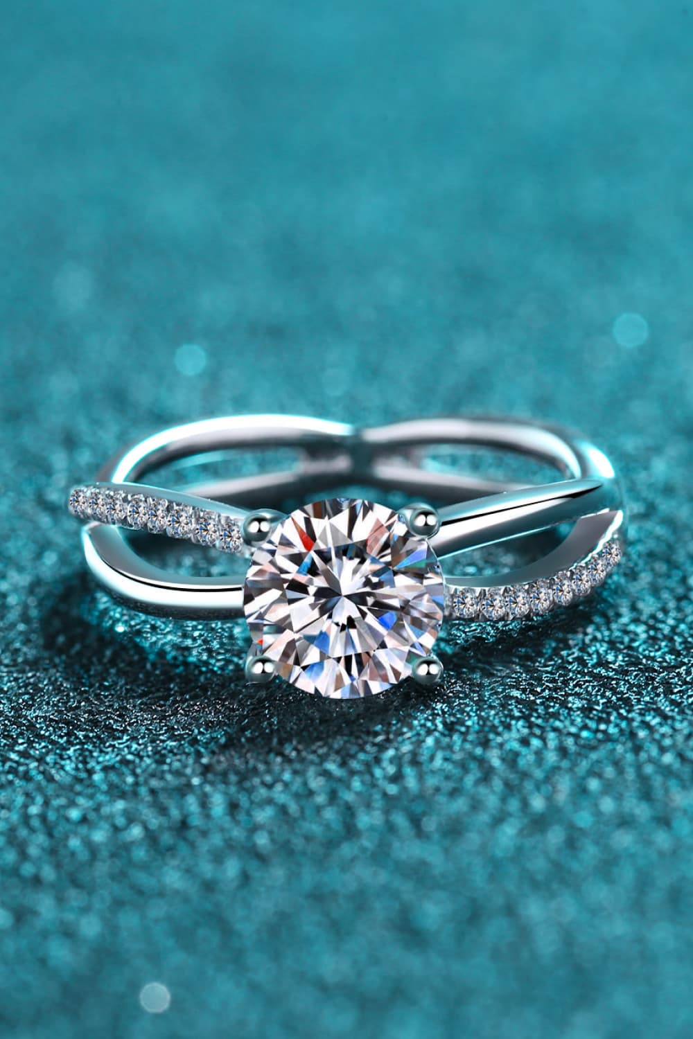 1 Carat Brilliant Round Cut Sparkala™ Crisscross Split Shank Ring - DestGlow