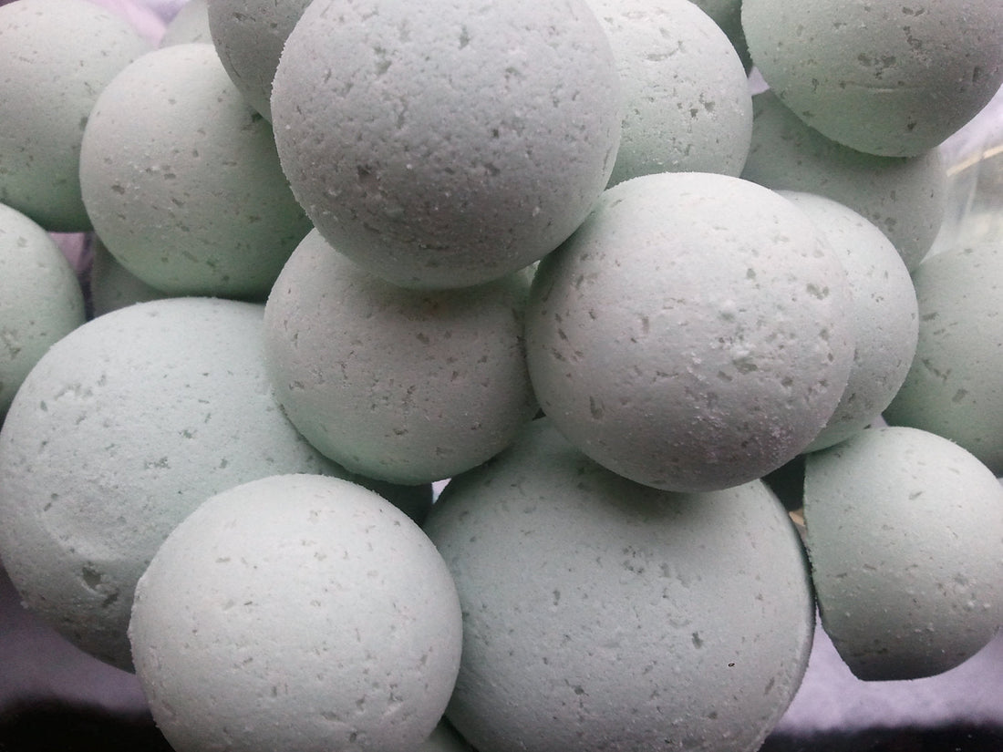 14 bath bombs in Eucalyptus &amp; Spearmint scent, gift bag bath fizzies, great for dry skin, shea, cocoa, 7 ultra rich oils by Spa Pure