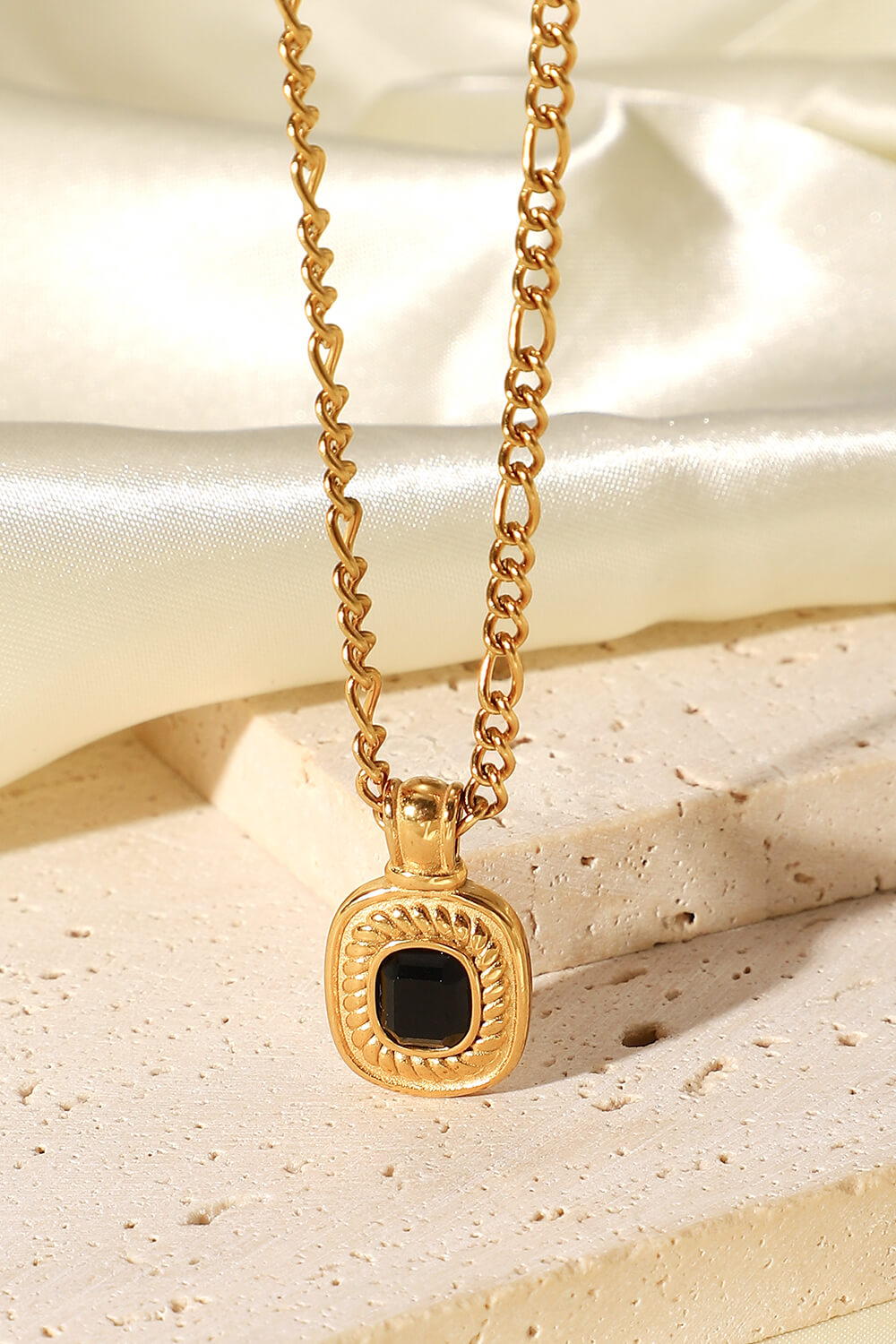 18K Gold Plated Inlaid Rhinestone Pendant Necklace - DestGlow