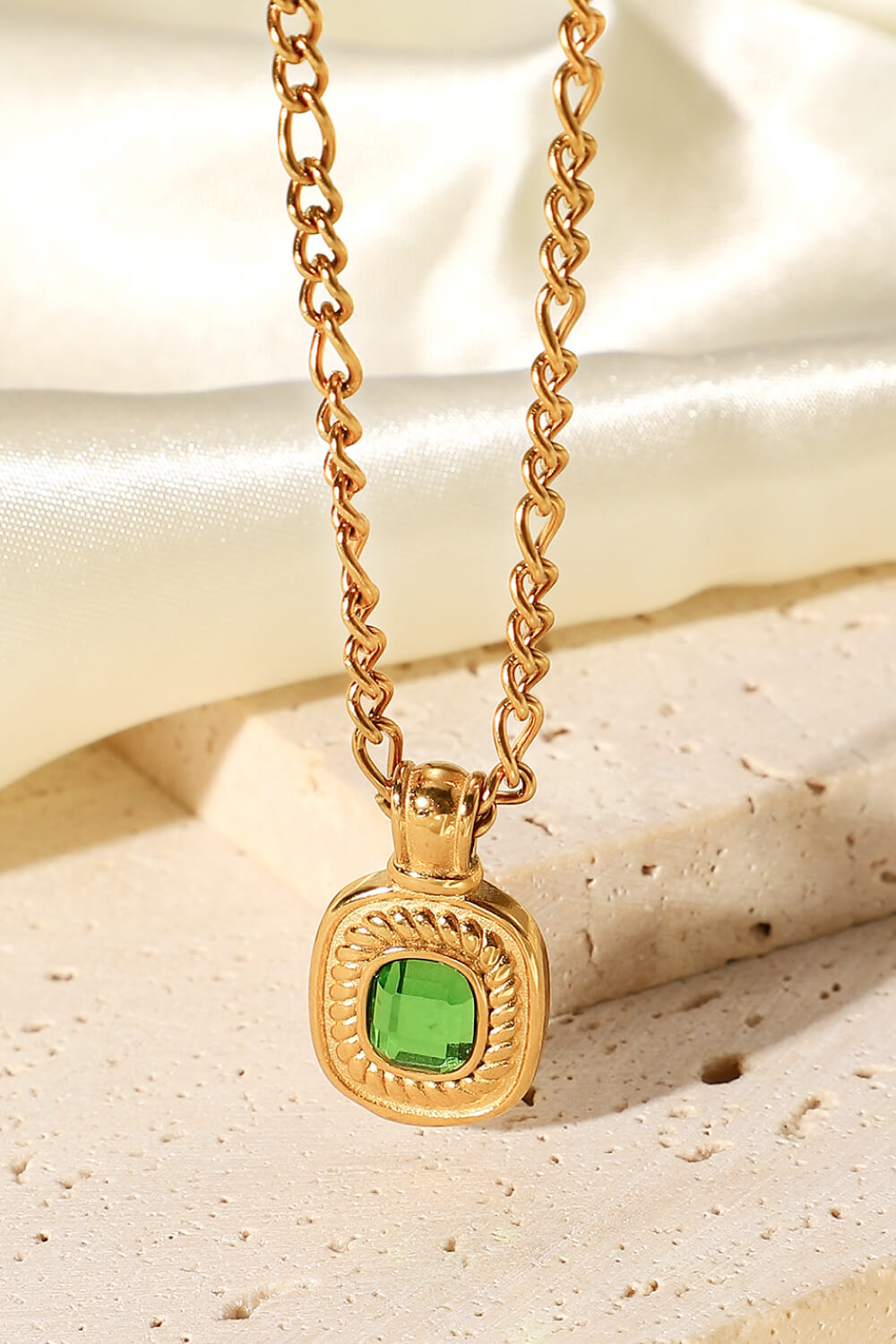 18K Gold Plated Inlaid Rhinestone Pendant Necklace - DestGlow