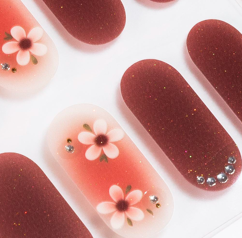 Daisy Love Gel Nails by Candied Nails